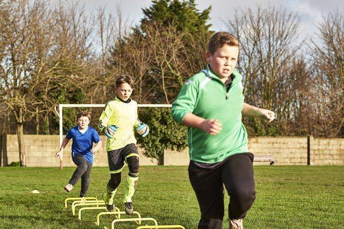 Crianças brincando; solução para a obesidade infantil